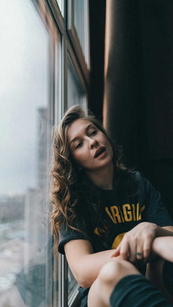 What Are the Key Tips for Dressing Comfortably Yet Fashionably for a Long Flight?